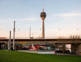 Roncalli’s Apollo Varieté mit dem Rheinturm im Hintergrund